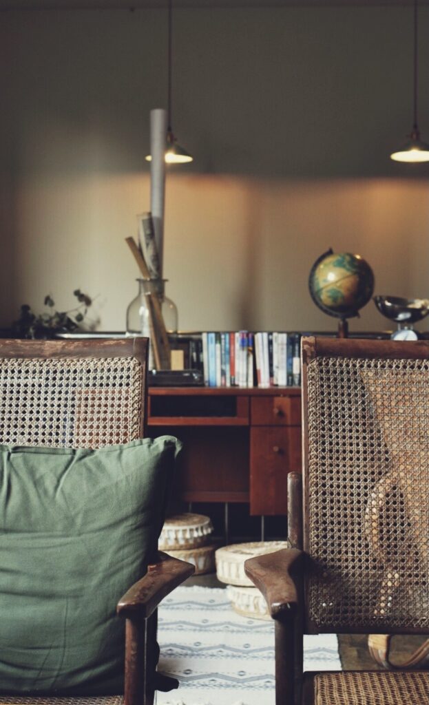 狸奴被客人多次坐壞的藤椅