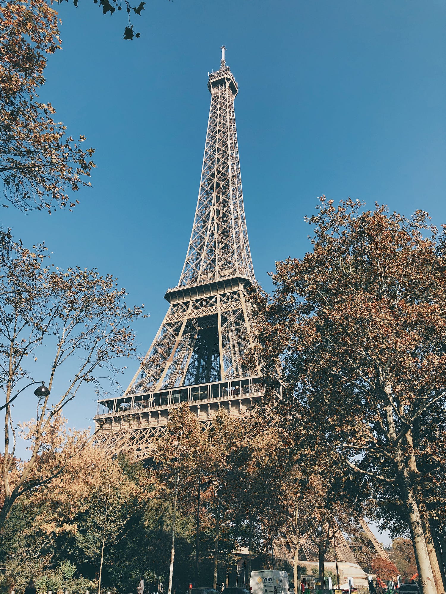 繞過戰神廣場後方後隨手拍下的巴黎鐵塔美景
