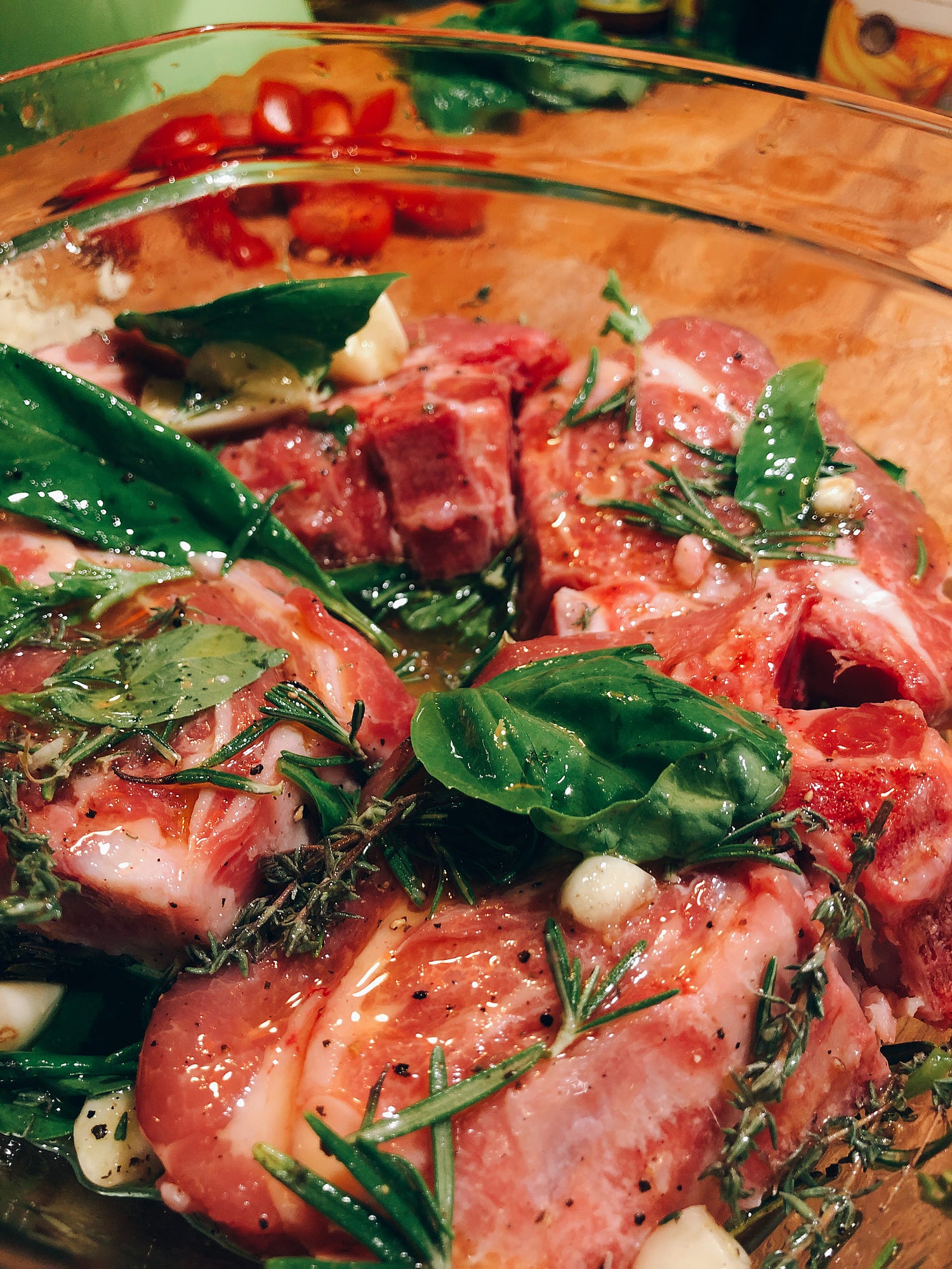 在Arles的民宿廚房比較小而美，老公醃了的香草羊排吃不完留給了房東。房東品嘗過後喜歡到特地來問食譜。