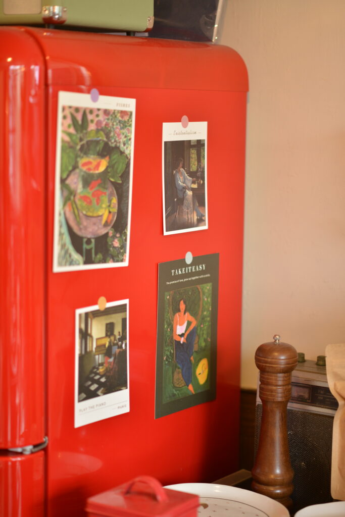 狸奴紅色復古冰箱旁的明信片