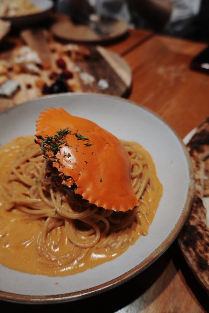 胡志明市知名義式餐廳Pizza 4p's的經典番茄奶醬蟹肉義麵