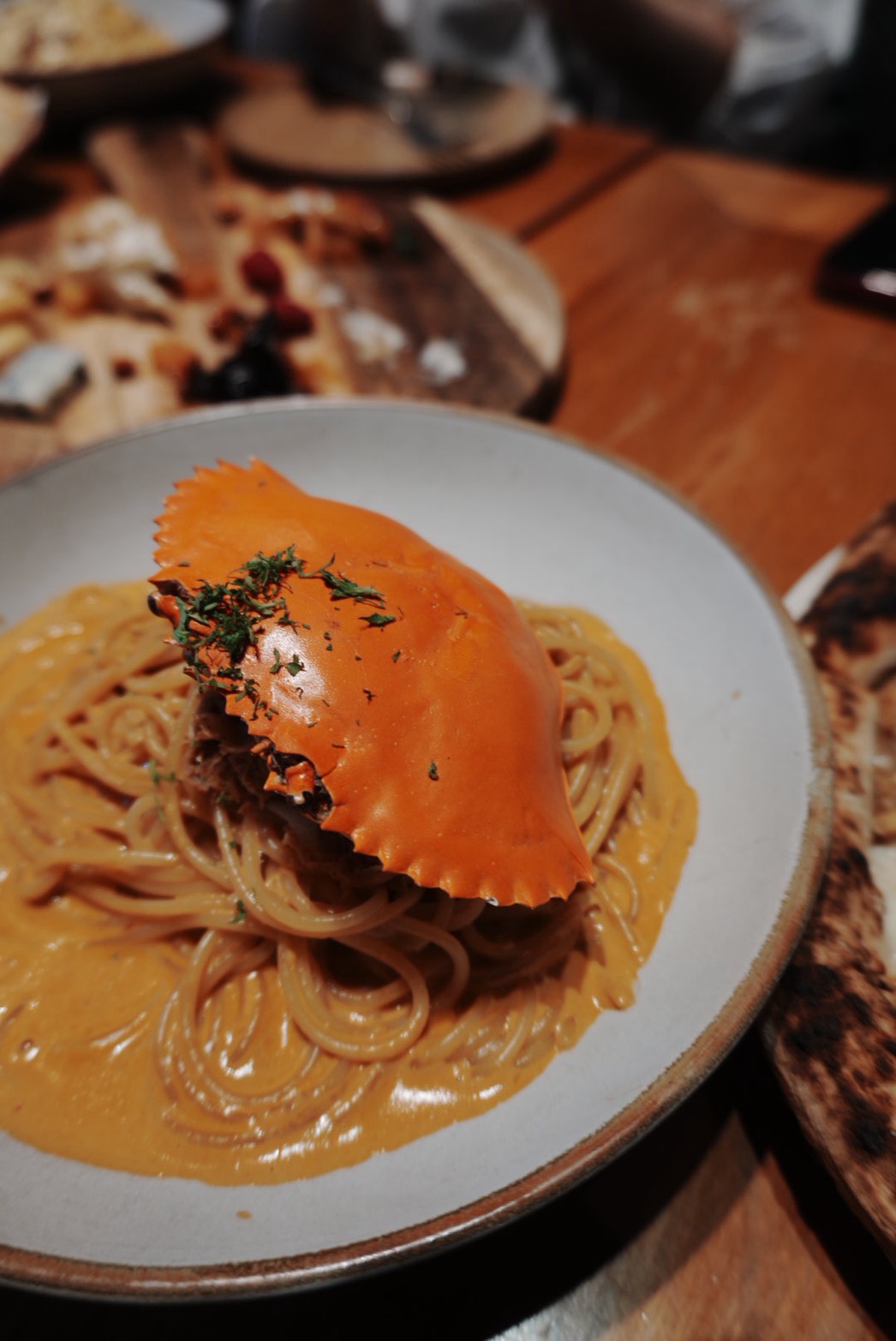 【胡志明市美食推薦】｜Pizza 4P’s：自製起司 × 窯烤披薩 × 義式靈魂的幸福餐廳