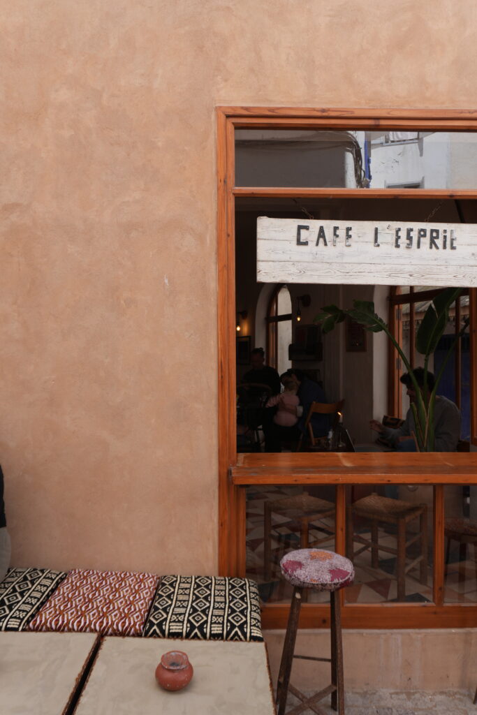 摩洛哥索維拉咖啡廳Café L'Esprit的一樓室內外座位區